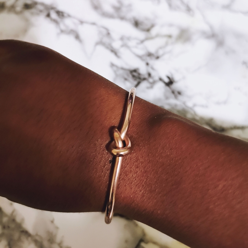 Minimalist rose gold knot bracelet - Picture 2 of 5